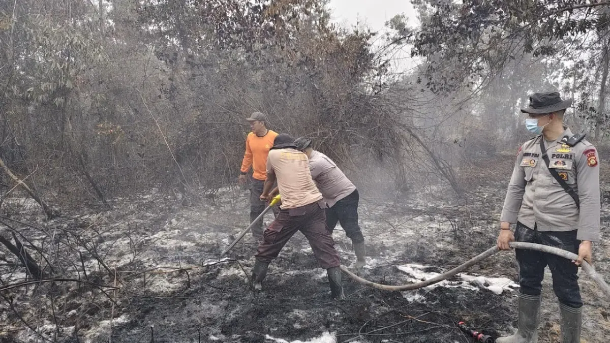 Hujan Tak Cukup Padamkan Karhutla Kubu Raya, Petugas Injeksi Cairan Khusus ke Tanah Gambut