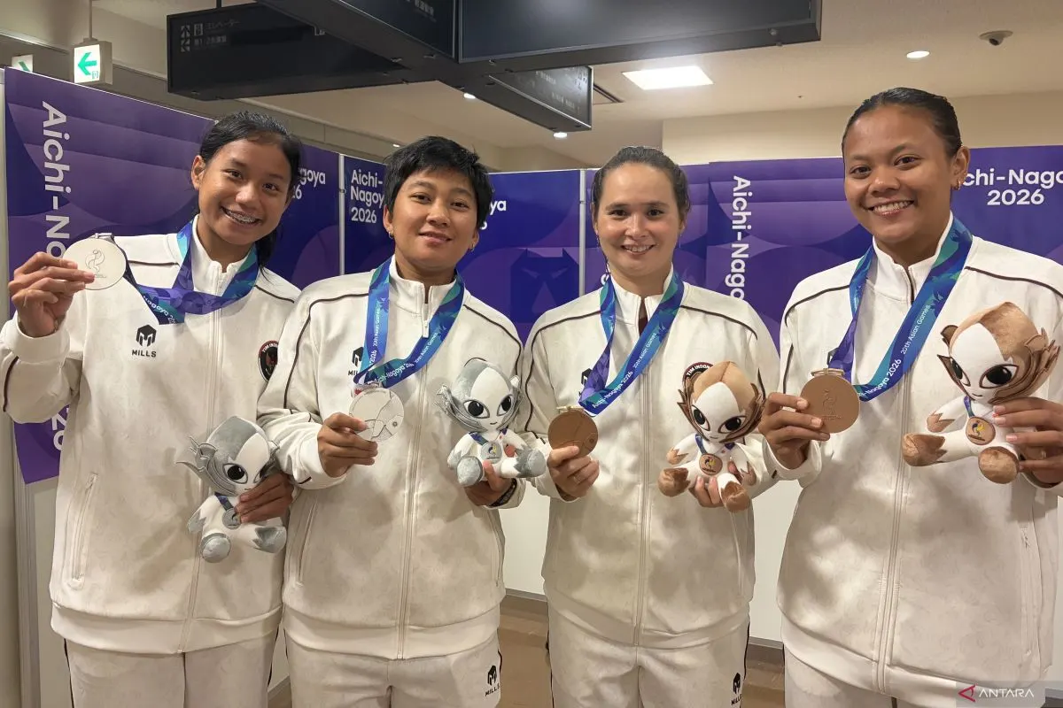 Dua pasangan putri padel Indonesia Fitriani Sabatini/Fadona Kusumawati (kiri) memamerkan medali perak dan Beatrice Gumulya/Novela Putria (kanan) memamerkan medali perunggu seusai upcara penyerahan medali Asian Games 2026 di Nagoya City Higashi Sport Center, Jepang