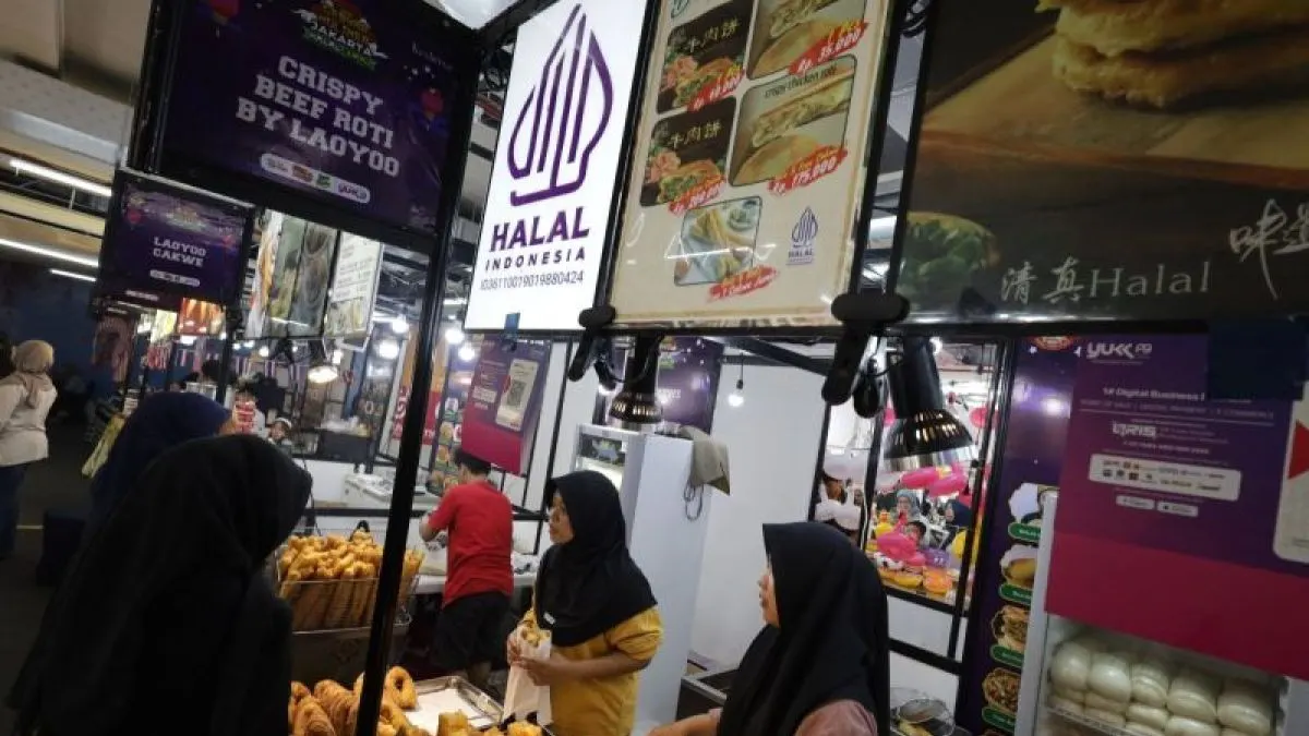 ilustrasi pengunjung membeli makanan siap saji.