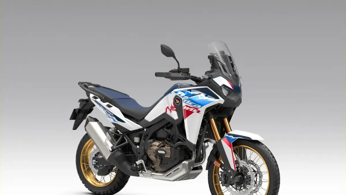 Honda CRF1100L Africa Twin mendapat penyegaran warna dan grafis, termasuk pilihan warna baru Grand Prix Red dengan harga Rp665 juta OTR DKI Jakarta.