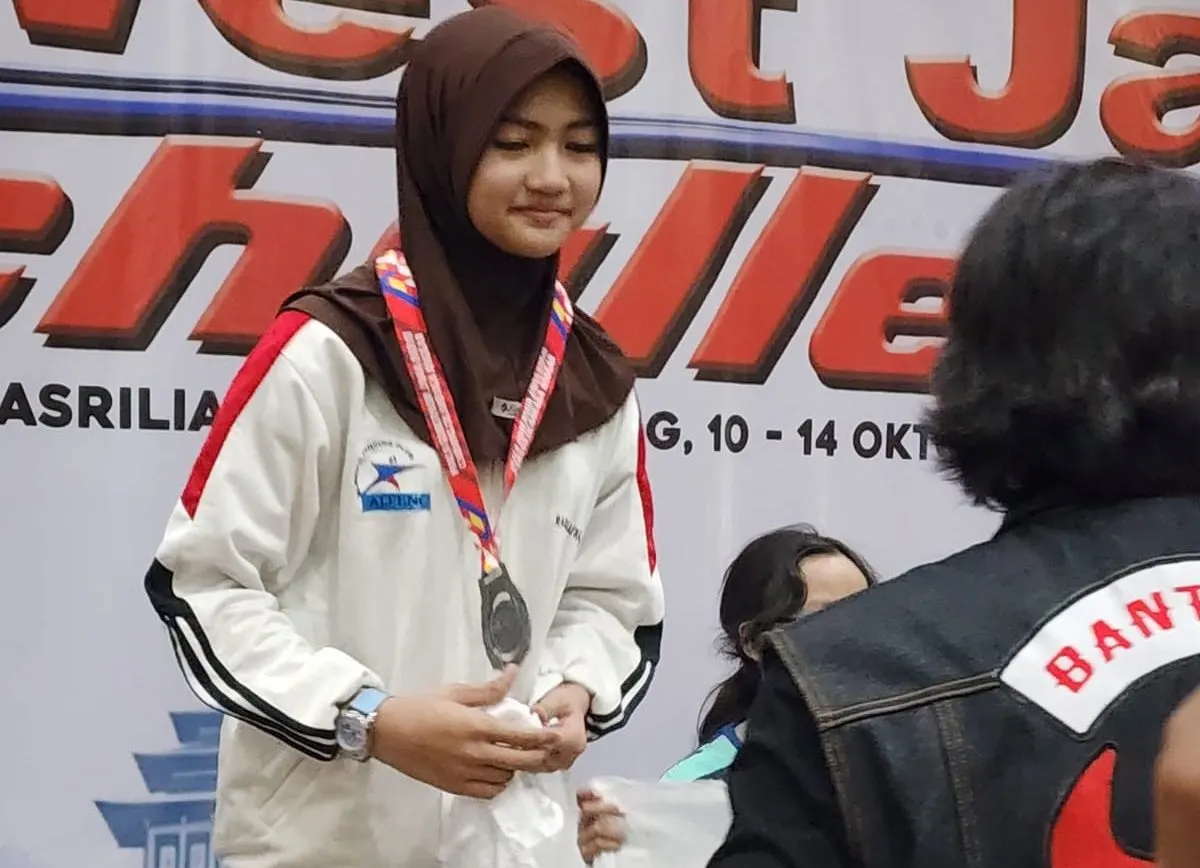 Raqilla Zahfira, Anak Personel Polres Singkawang Sabet Emas Kejurnas Anggar