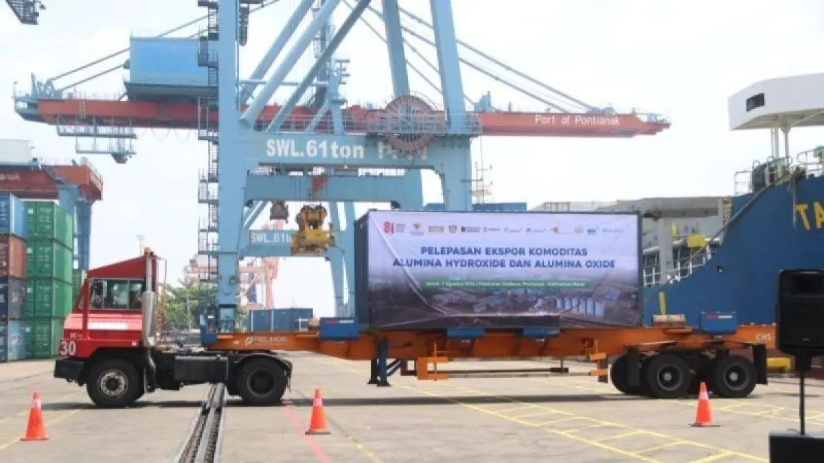 Pelepasan ekspor komoditas Alumina Hydroxide dan Alumina Oxide di Pelabuhan Dwikora Pontianak, Kalbar.
