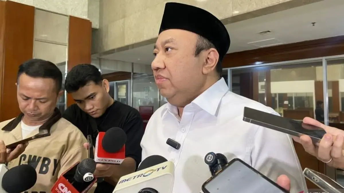 Wakil Ketua Komisi X DPR Lalu Hadrian Irfani menjawab pertanyaan pers di Gedung DPR, Jakarta, Senin (12/10/2026).