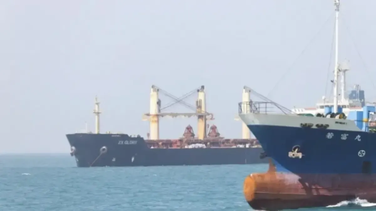 Kapal minyak di Selat Hormuz, dekat Bandar Abbas, Iran.