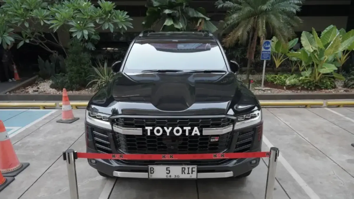 BARANG BUKTI: Mobil Toyota Land Cruiser milik tersangka Arif Sugiyanto yang diamankan penyidik terparkir di gedung Merah Putih KPK