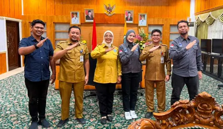Bupati Mempawah, Erlina, saat menerima audiensi Ketua Pengprov Paralayang Kalimantan Barat, Harry Furqan, di ruang kerja bupati, Selasa (13/10/2026).