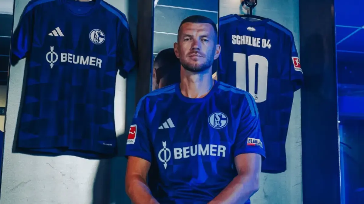 Edin Dzeko diprediksi memimpin lini depan Schalke 04 saat menjamu Mainz 05 di Veltins-Arena.