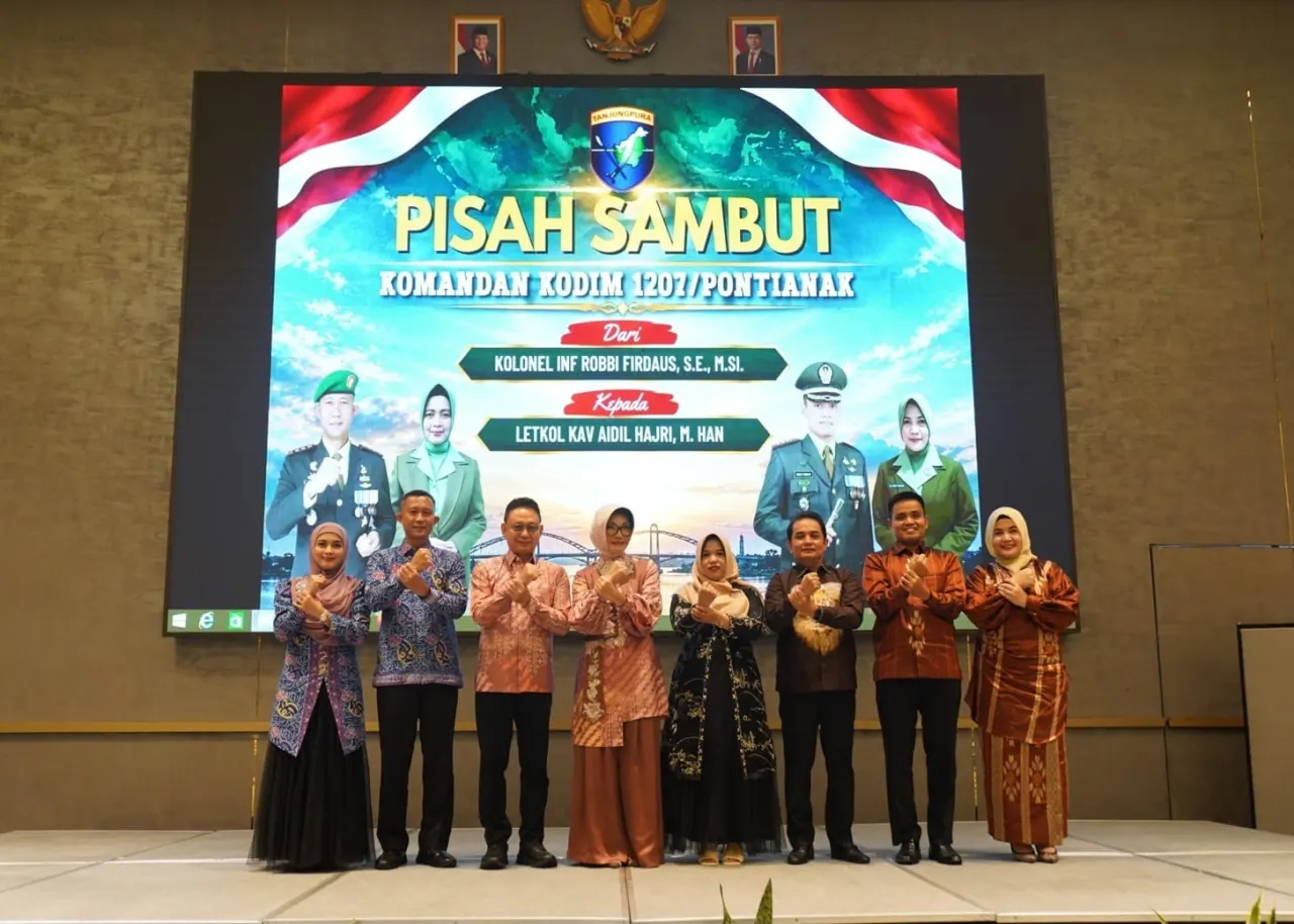 Wali Kota Edi Rusdi Kamtono dan Wakil Wali Kota Bahasan berfoto bersama dalam Pisah Sambut Komandan Kodim 1207/Pontianak di Hotel Novotel