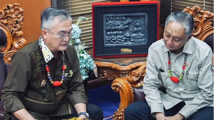 Bupati Malinau, Wempi W Mawa (kiri) saat menerima kunjungan kerja Menteri PU Dody Hanggodo.