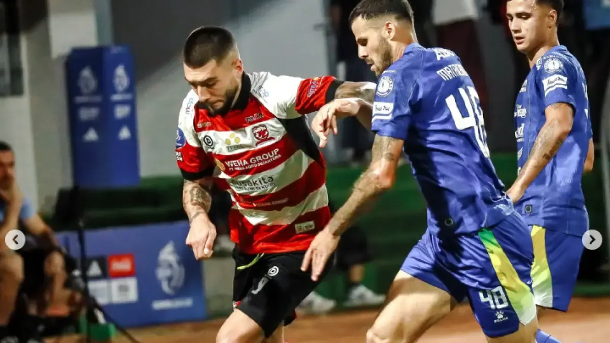 Penyerang Madura United, Dimitar Mitkov, menjadi tumpuan lini depan setelah mencetak lima gol dan bersiap menghadapi Persebaya Surabaya dalam Derbi Suramadu di BRI Super League.