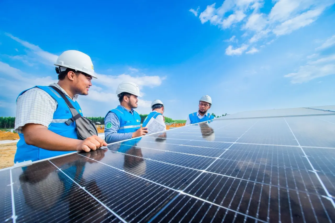 personel PLN sedang melakukan inspeksi panel surya Pembangkit Listrik Tenaga Surya (PLTS). Momentum 81 tahun PLN menerangi negeri, menjadi refleksi perjalanan kelistrikan sekaligus menegaskan komitmen dalam mewujudkan swasembada energi hijau untuk menggerakkan kehidupan dan kemandirian bangsa.