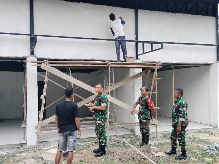 Dandim 1205/ Sintang, Letkol Arm Anggit Wijaksono saat meninjau pembangunan Koperasi Desa Merah Putih di kabupaten Melawi.