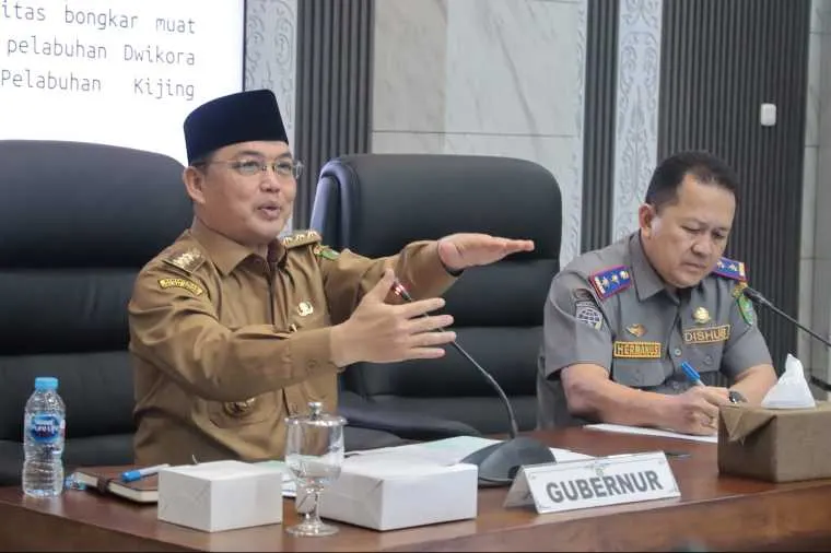 Rapat Koordinasi Mitigasi Isu Strategis Keamanan, Keselamatan, Ketertiban, dan Kelancaran Lalu Lintas (Kamseltibcarlantas) yang dipimpin Gubernur Kalimantan Barat, Ria Norsan, di Ruang Rapat Ruai Telabang, Kantor Gubernur Kalbar, Selasa (27/10/2026).