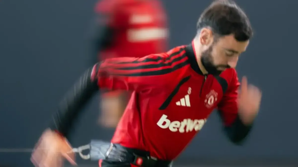 Bruno Fernandes mengikuti sesi latihan Manchester United di Carrington menjelang laga melawan Chelsea di Stamford Bridge.
