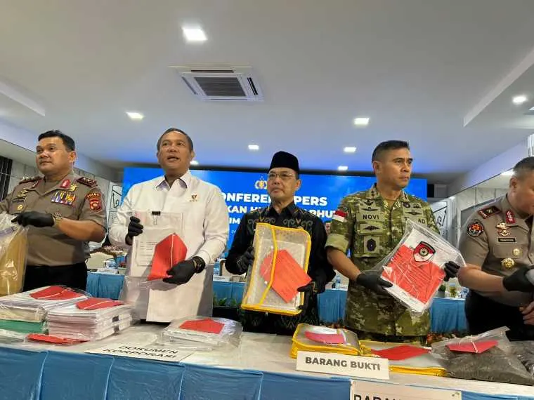 Kabareskrim Polri, Komjen Asep Safrudin, saat menyampaikan data dalam konferensi pers di Mapolda Kalbar, Kamis (29/10/2026)
