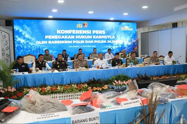 Gubernur Kalbar Ria Norsan saat menghadiri konferensi pers penegakan hukum karhutla bersama Kepala Badan Reserse Kriminal (Kabareskrim) Polri, Irjen Pol. Asep Safrudin, di Balai Kemitraan Polda Kalbar, Kamis (29/10/2026).