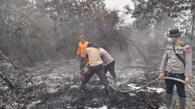 Hujan Tak Cukup Padamkan Karhutla Kubu Raya, Petugas Injeksi Cairan Khusus ke Tanah Gambut