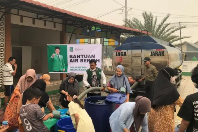 Cak Imin Salurkan 48.000 Liter Air Bersih untuk Warga Terdampak Kekeringan di Ketapang